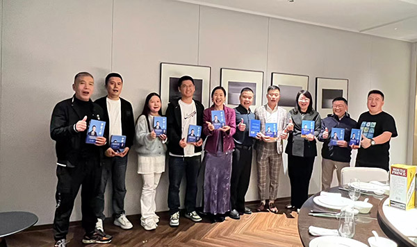 華一強團隊人手一本企業(yè)品牌傳記《夢想之路》