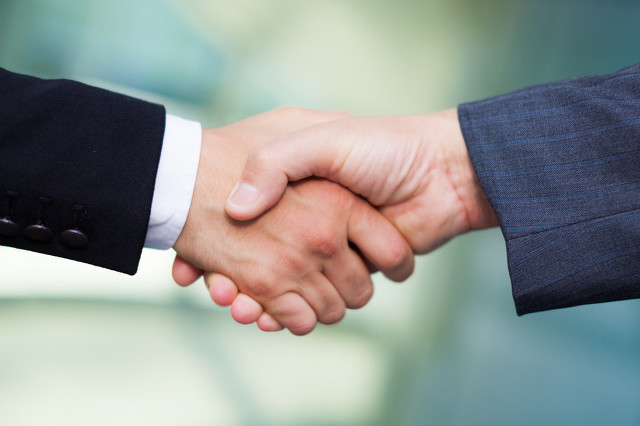 “老爺子剛走……我要為他……你寫一本傳記多少錢？……你派個(gè)大學(xué)生過來訪談……”